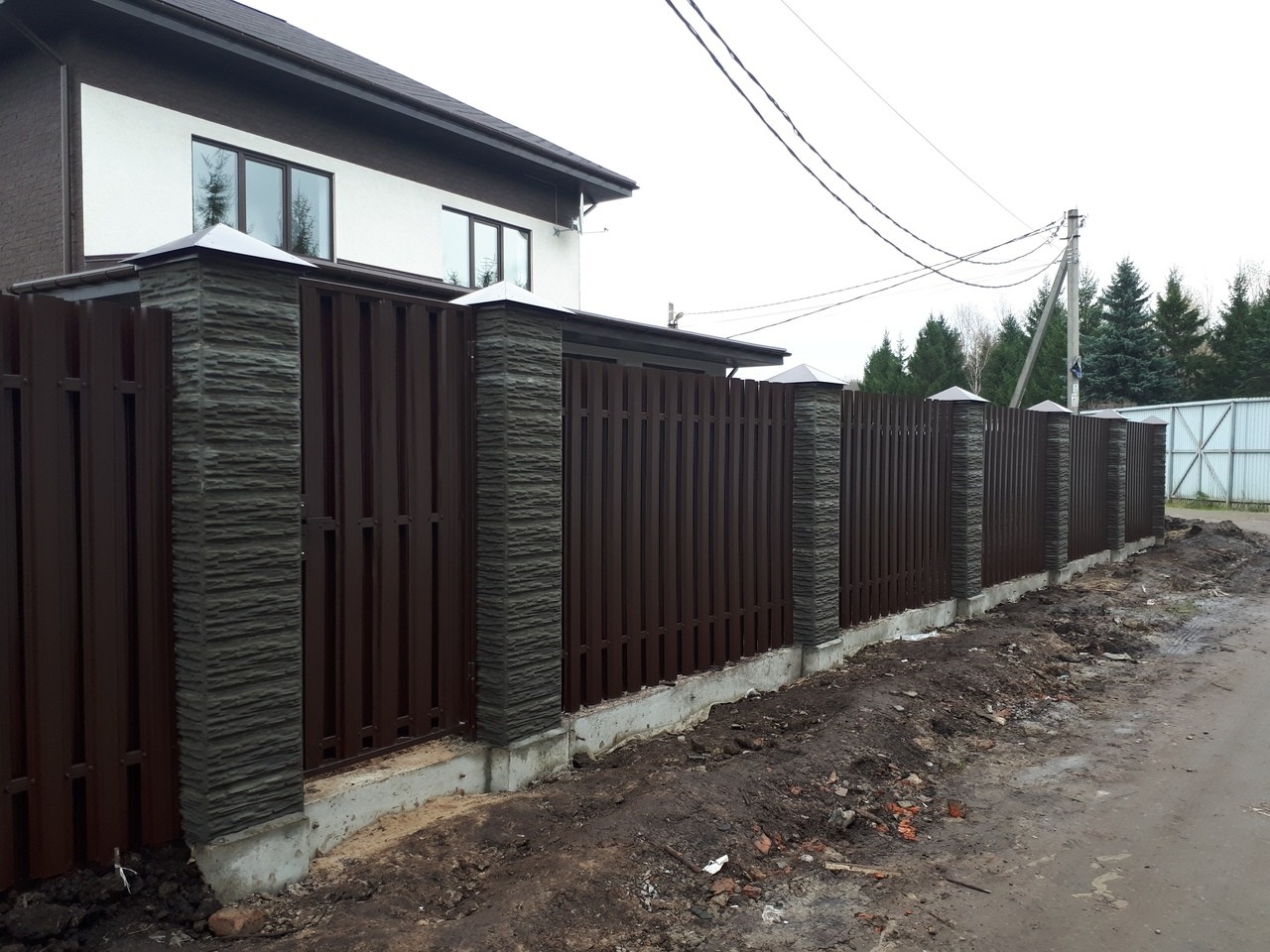 Забор шахматка 40м из штакетника столбы под камень фото3 в Сочи
