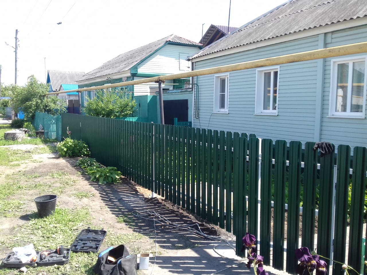 Комбинированный забор 25м штакетник и профлист, ворота, калитка фото в Сочи