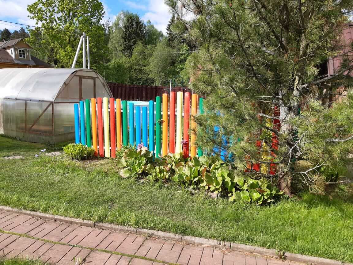 забор из разноцветного штакетника односторонний фото1 в Сочи