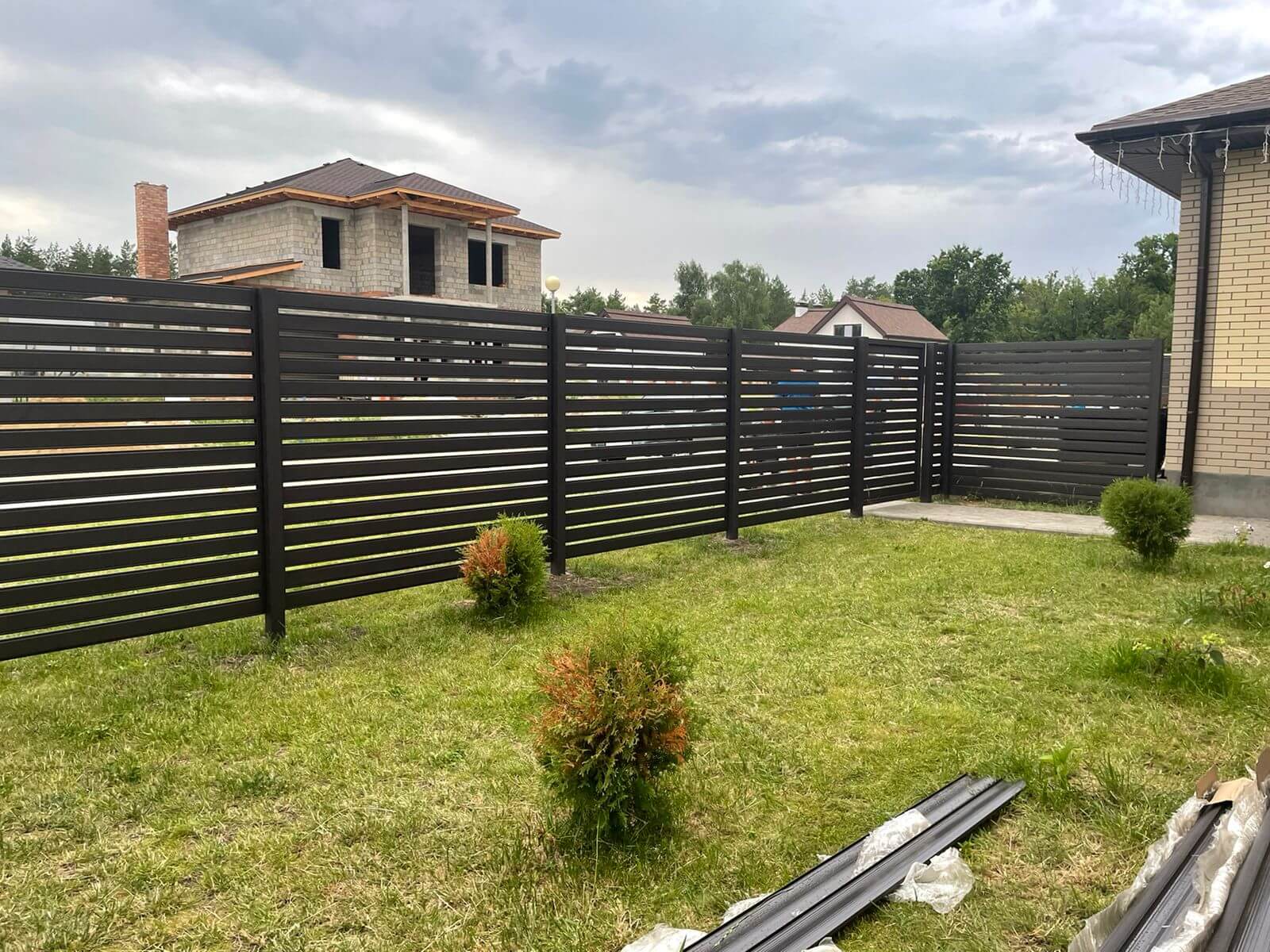Забор из металлического планкена RAL8019 МАТТЕ фото2 в Сочи