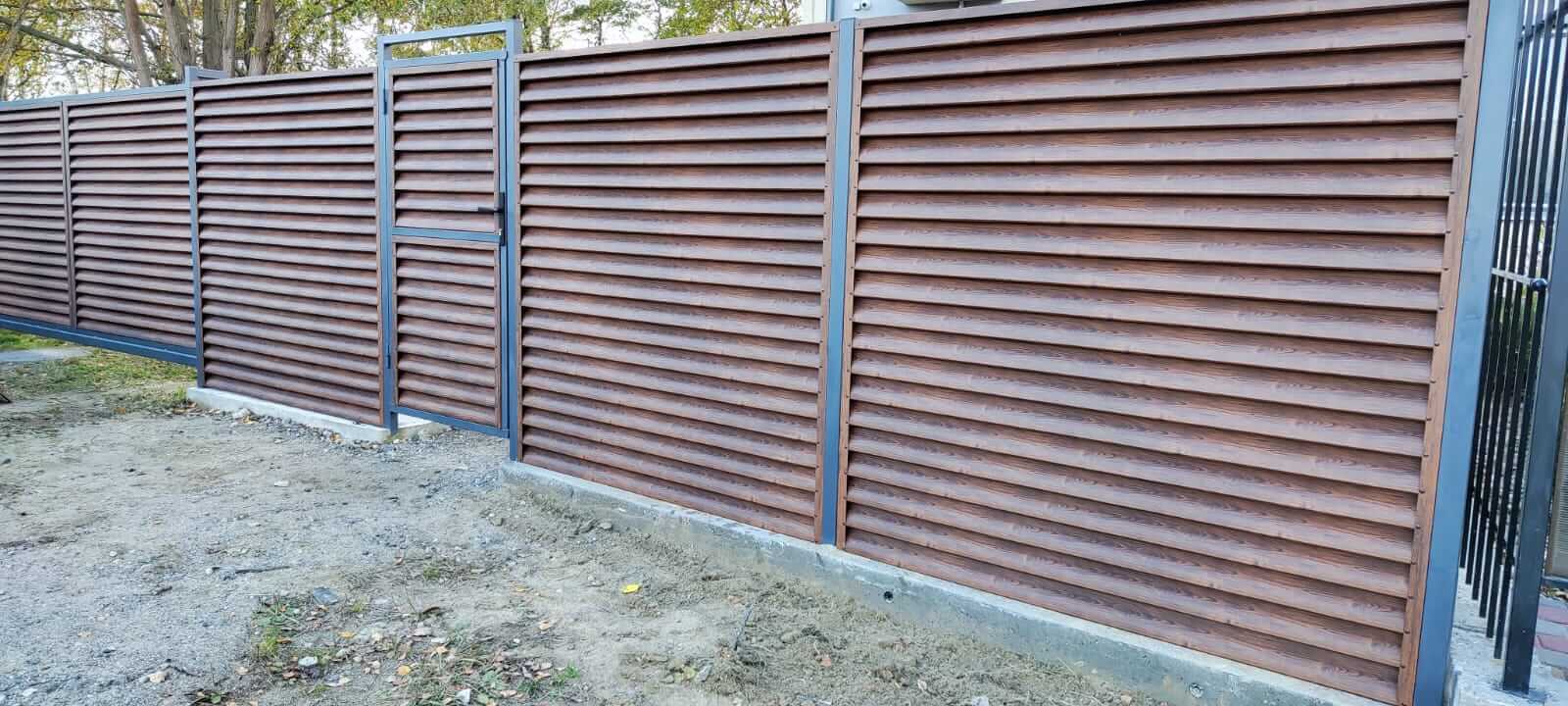 забор-жалюзи с ламелями еврожалюзи printech каштан фото1 в Сочи