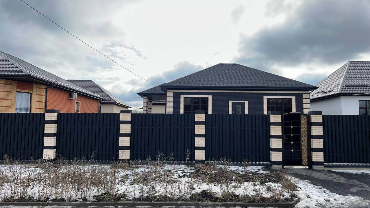 Забор из металлического штакетника RAL9005 Черный МАТТЕ фото 3 в Сочи