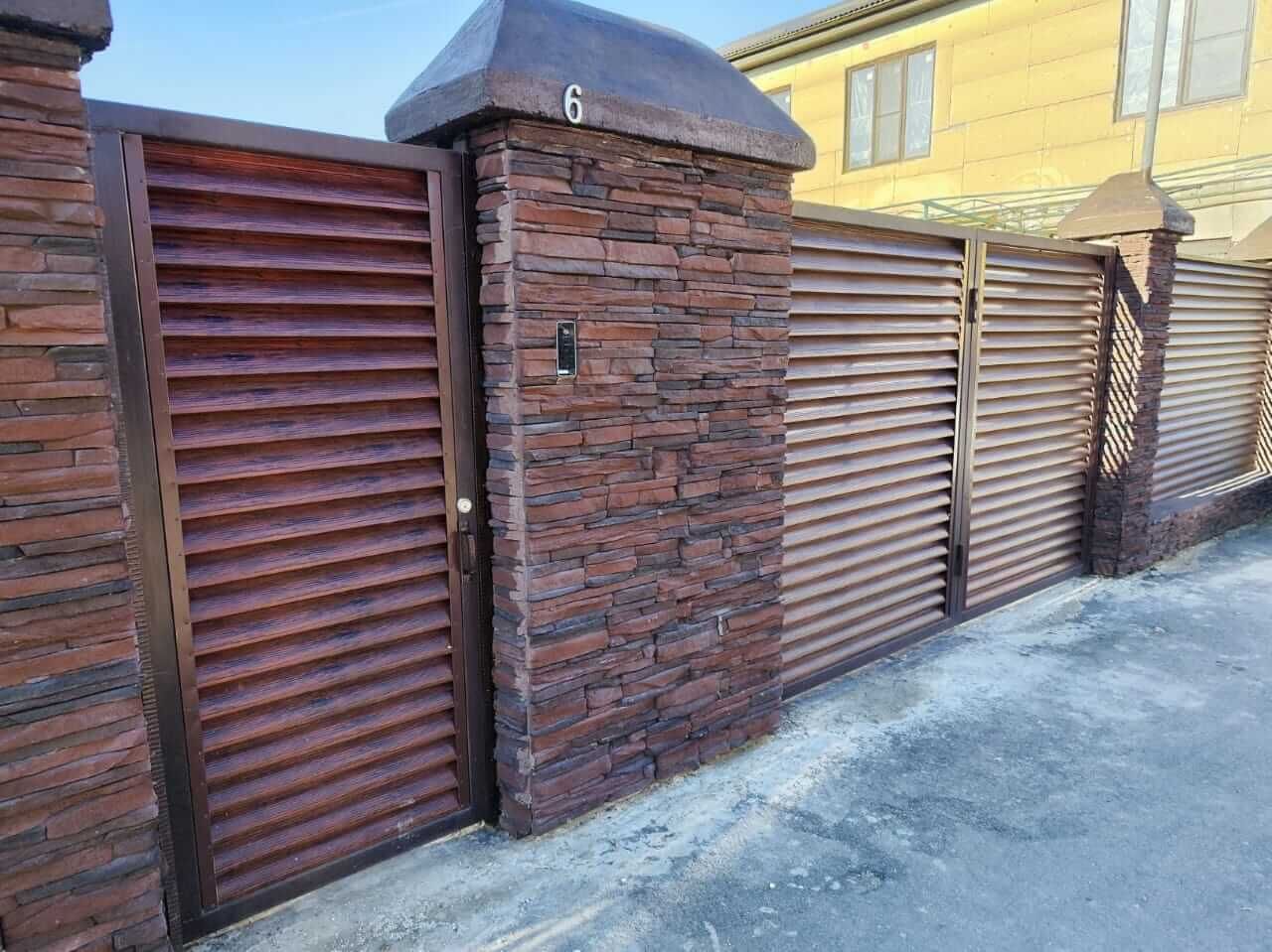 Забор с ламелями Еврожалюзи 43м Красный Каштан Printech в Сочи