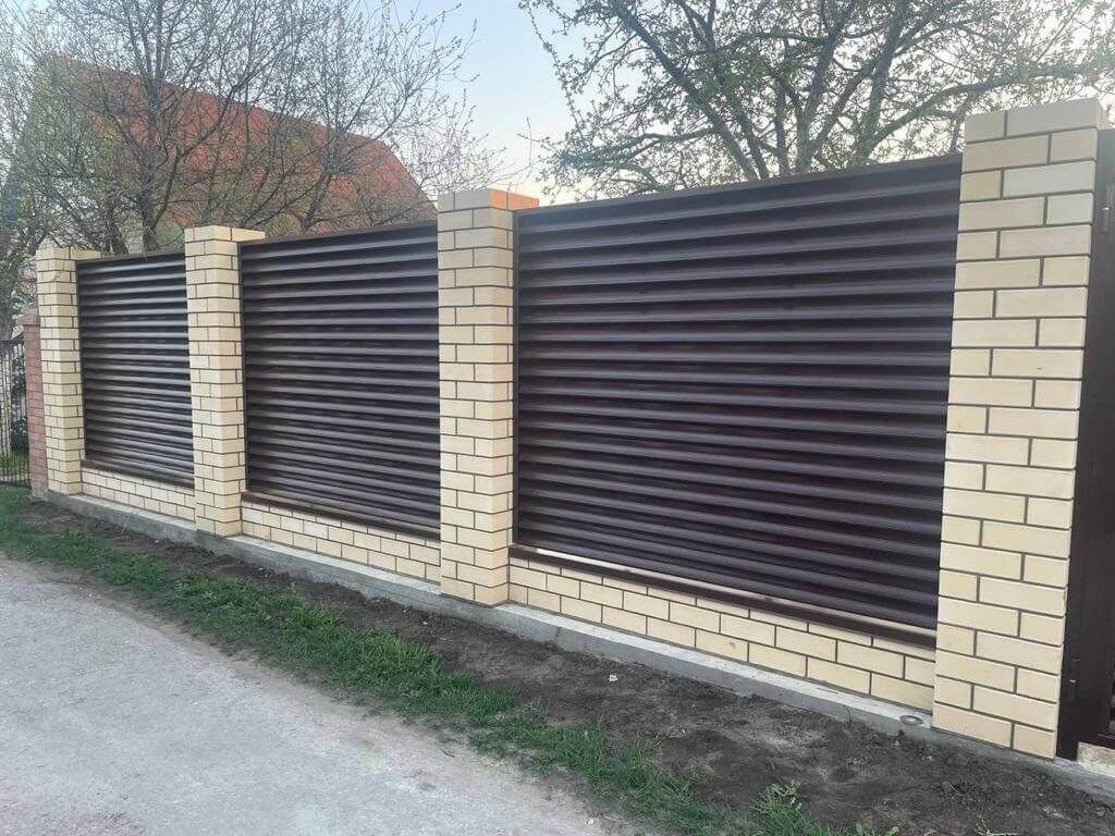 Забор c ламелями Еврожалюзи 23м RAL8017/8017 Шоколад 2-х сторонний фото 3 в Сочи