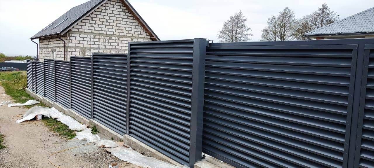 Забор-жалюзи из ламелей ЭКО-Z 24м RAL7024 Серый Графит в Сочи