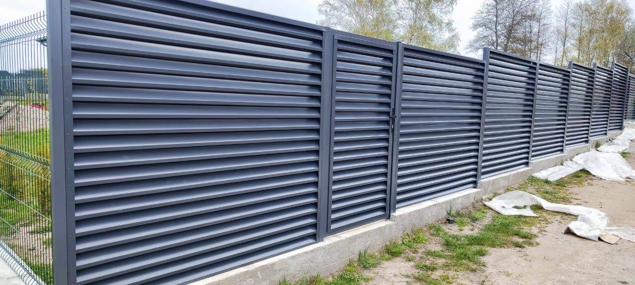 Забор-жалюзи из ламелей ЭКО-Z 24м RAL7024 Серый Графит фото 2 в Сочи