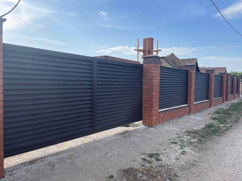 Забор из ламелей еврожалюзи 21м RAL8019/8019 Темный Шоколад МАТТЕ двухсторонний в Сочи