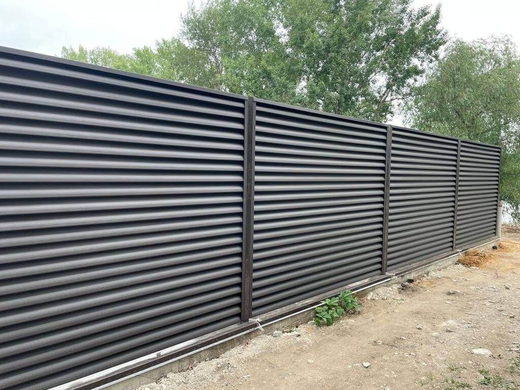 Забор-жалюзи с ламелями еврожалюзи 29м RAL8019/8019 Темный Шоколад МАТТЕ двухсторонний фото 2 в Сочи