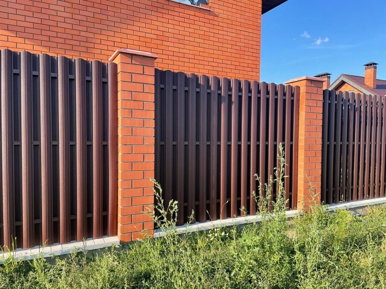 Забор из фигурного штакетника 23м RAL8017/8017 Шоколад двусторонний фото 3 в Сочи