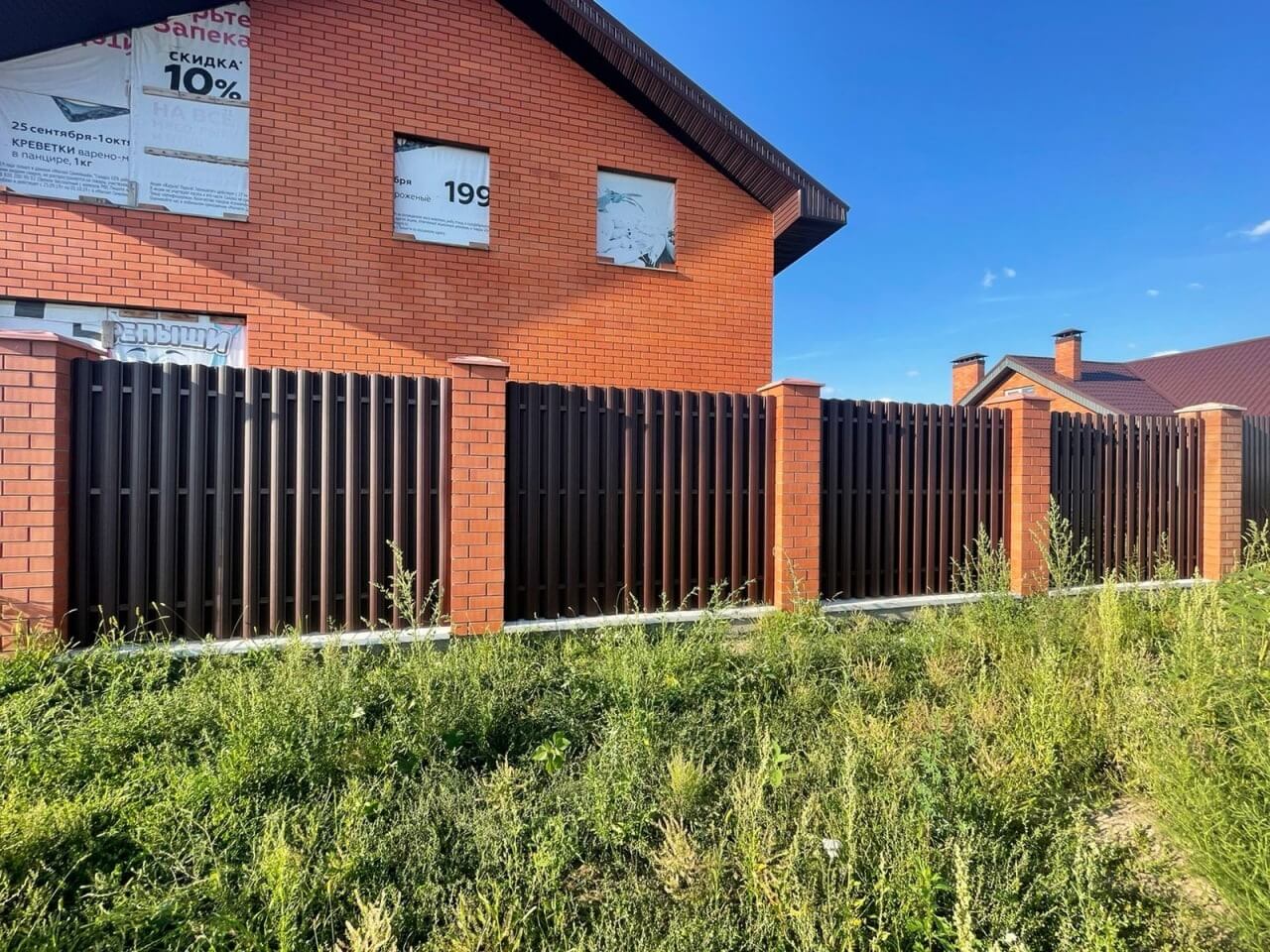 Забор из фигурного штакетника 23м RAL8017/8017 Шоколад двусторонний фото 2 в Сочи