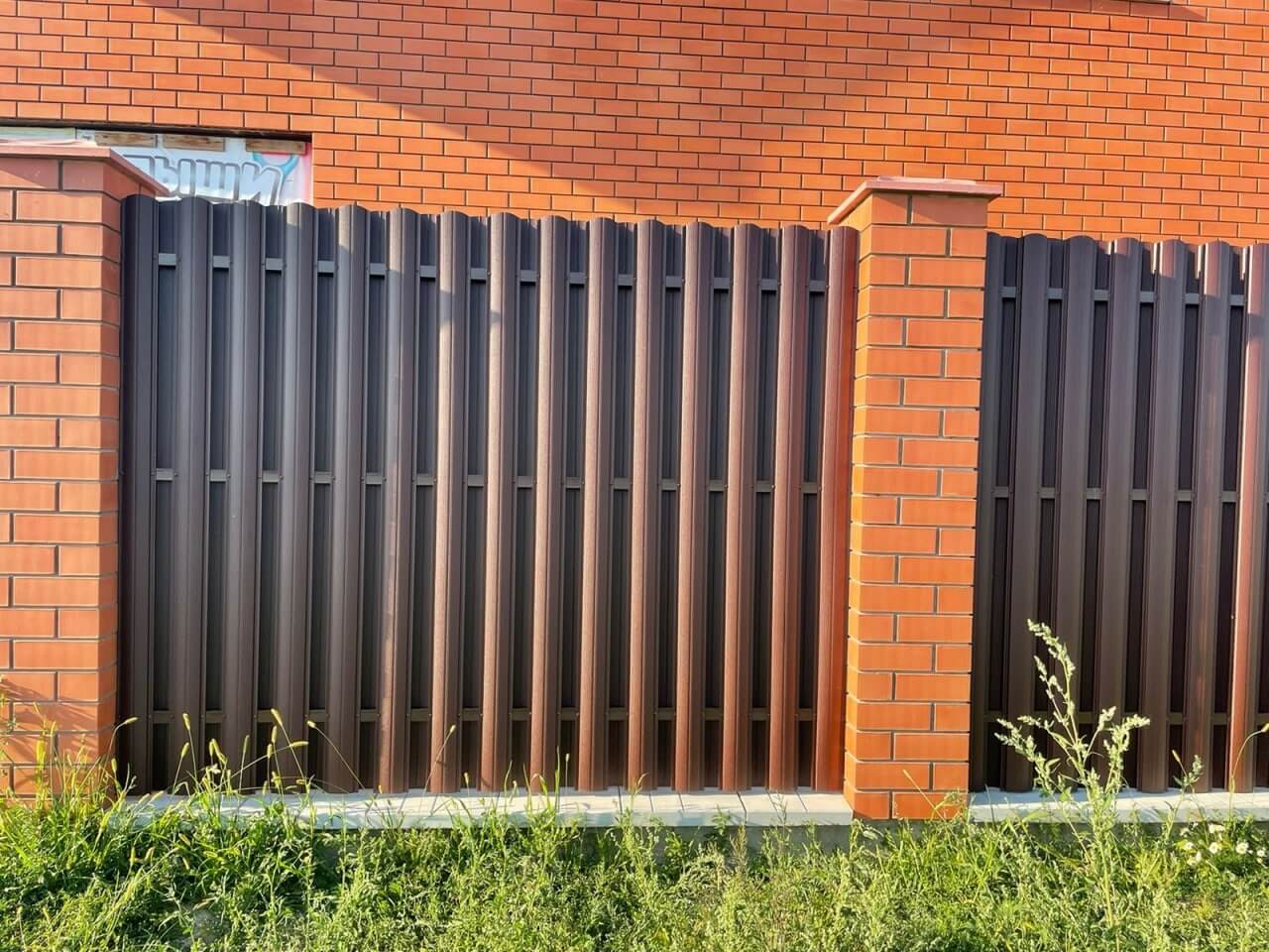 Забор из фигурного штакетника 23м RAL8017/8017 Шоколад двусторонний фото 1 в Сочи