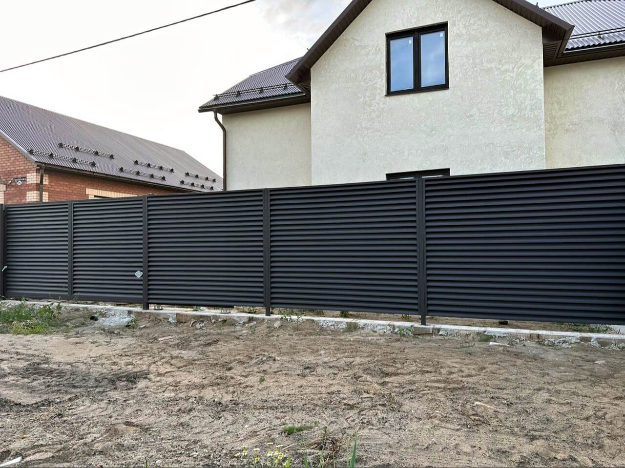 Забор с ламелями еврожалюзи 18м RAL8019/8019 Темный Шоколад МАТТЕ двусторонний фото 1 в Сочи