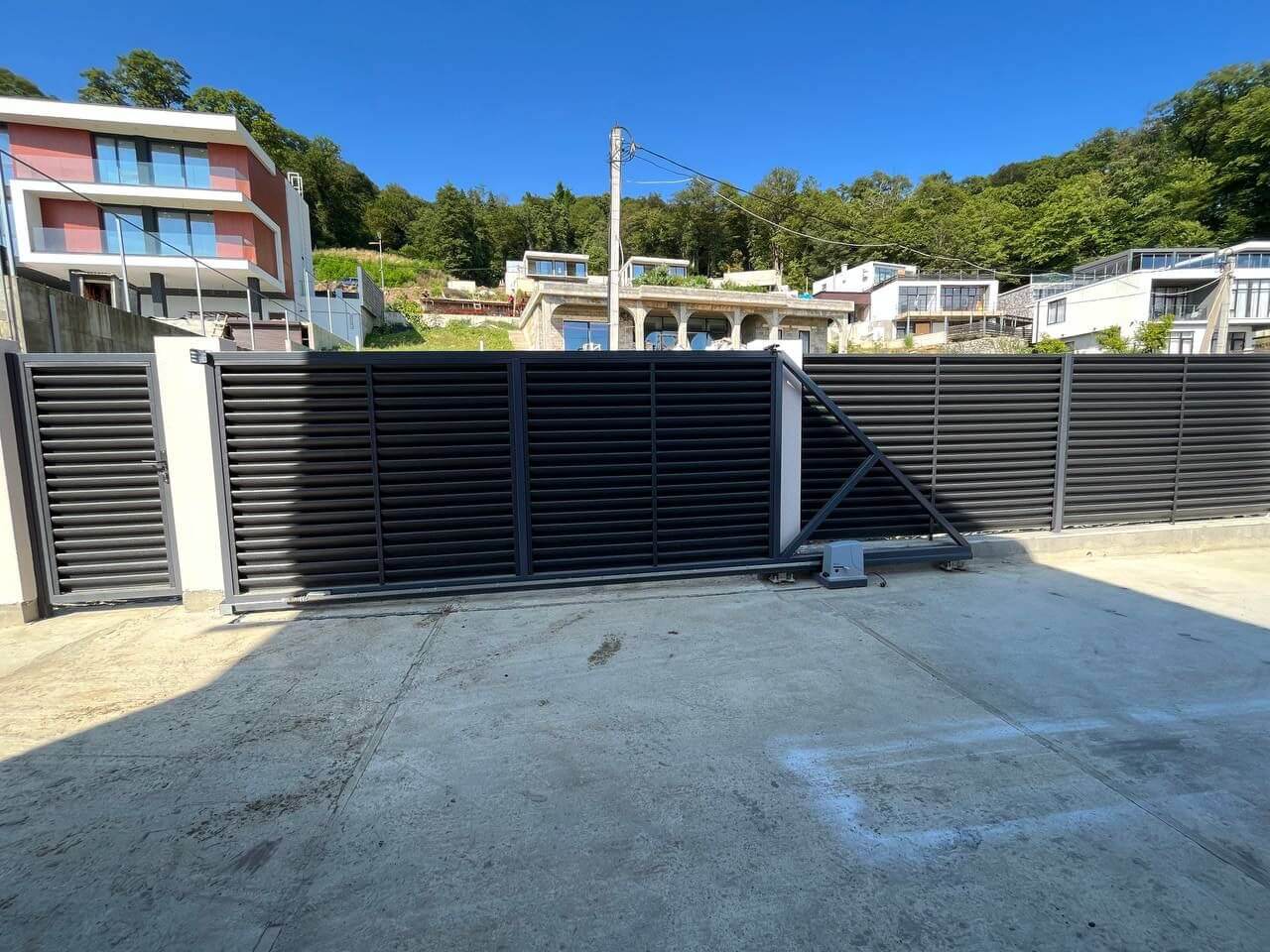 Забор-жалюзи из ламелей еврожалюзи 33м RAL7024/7024 Серый Графит двусторонний фото 5 в Сочи