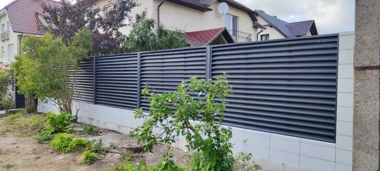Забор-жалюзи из ламелей ЭКО-Z 17м RAL7024 Серый Графит фото 6 в Сочи