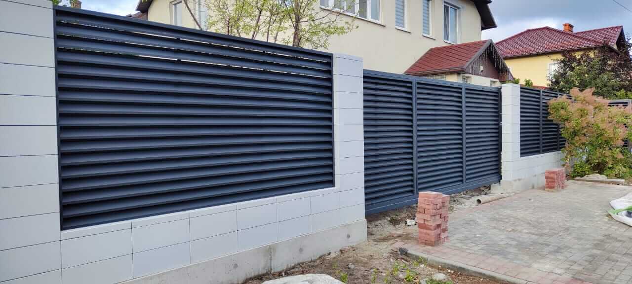Забор-жалюзи из ламелей ЭКО-Z 17м RAL7024 Серый Графит фото 2 в Сочи