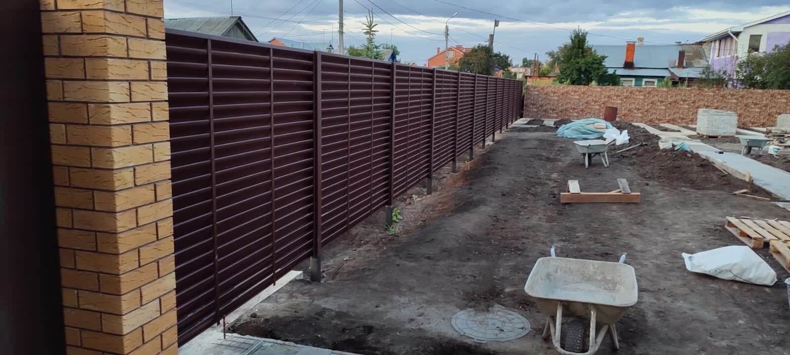 Забор из ламелей еврожалюзи 19м RAL8017/8017 Шоколад двусторонний фото 1 в Сочи