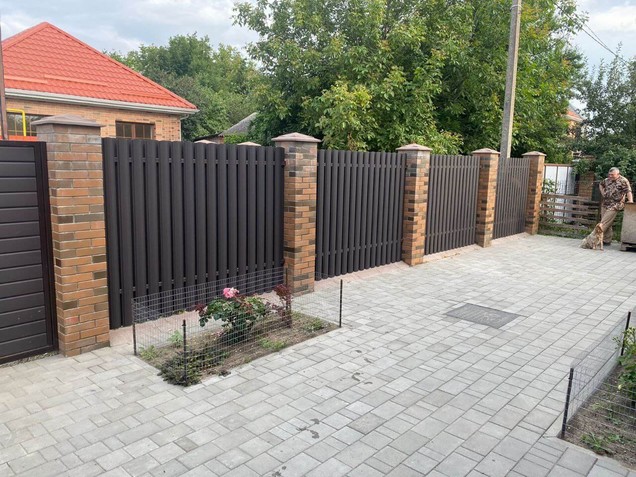Забор из штакетника полукруглого 22м RAL8019 Темный Шоколад МАТТЕ фото 3 в Сочи