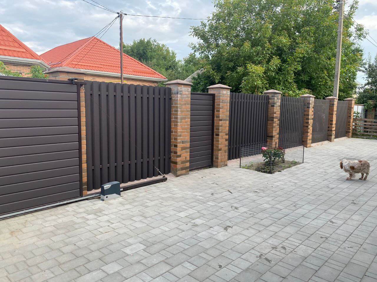 Забор из штакетника полукруглого 22м RAL8019 Темный Шоколад МАТТЕ фото 2 в Сочи