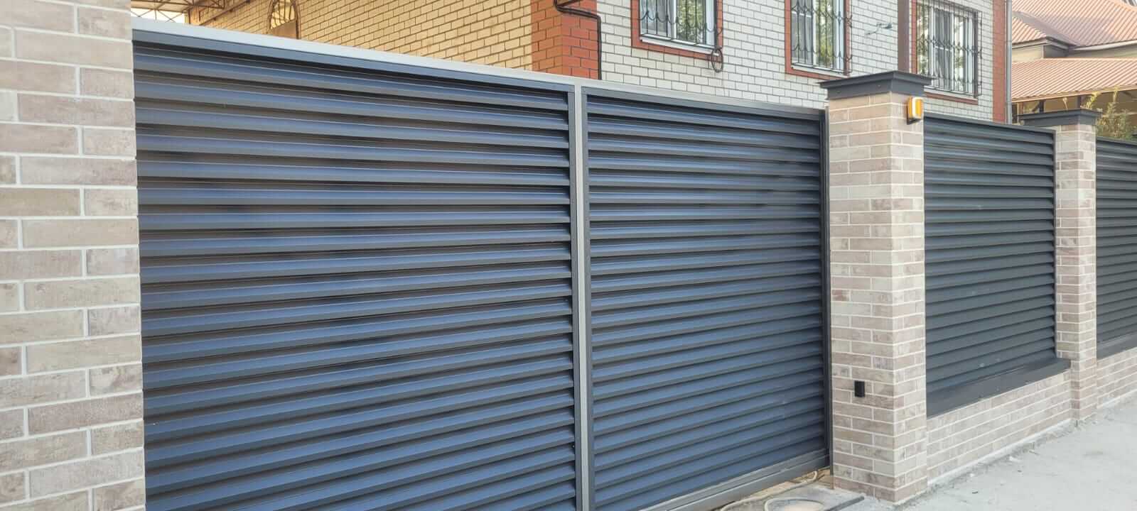 Забор-жалюзи с ламелями ЭКО-Z US усиленные 20м RAL7024/7024 Серый Графит двусторонний МАТТЕ фото 9 в Сочи