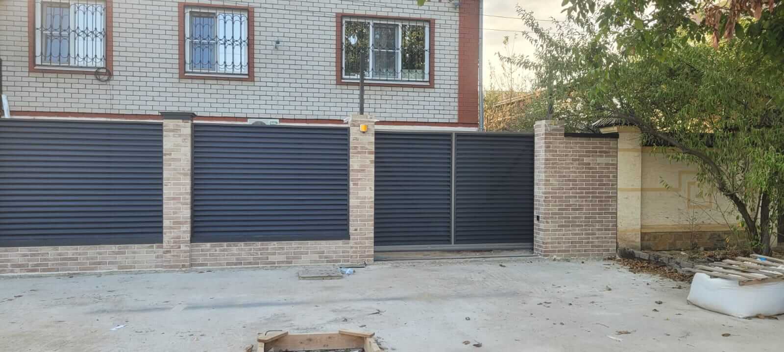 Забор-жалюзи с ламелями ЭКО-Z US усиленные 20м RAL7024/7024 Серый Графит двусторонний МАТТЕ фото 2 в Сочи
