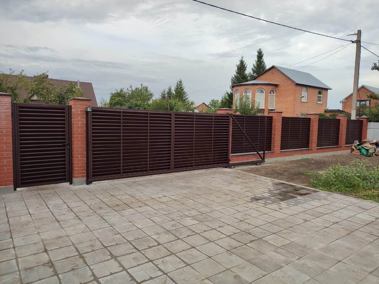 Забор из ламелей Еврожалюзи 28м RAL8017/8017 Шоколад двусторонний фото 3 в Сочи