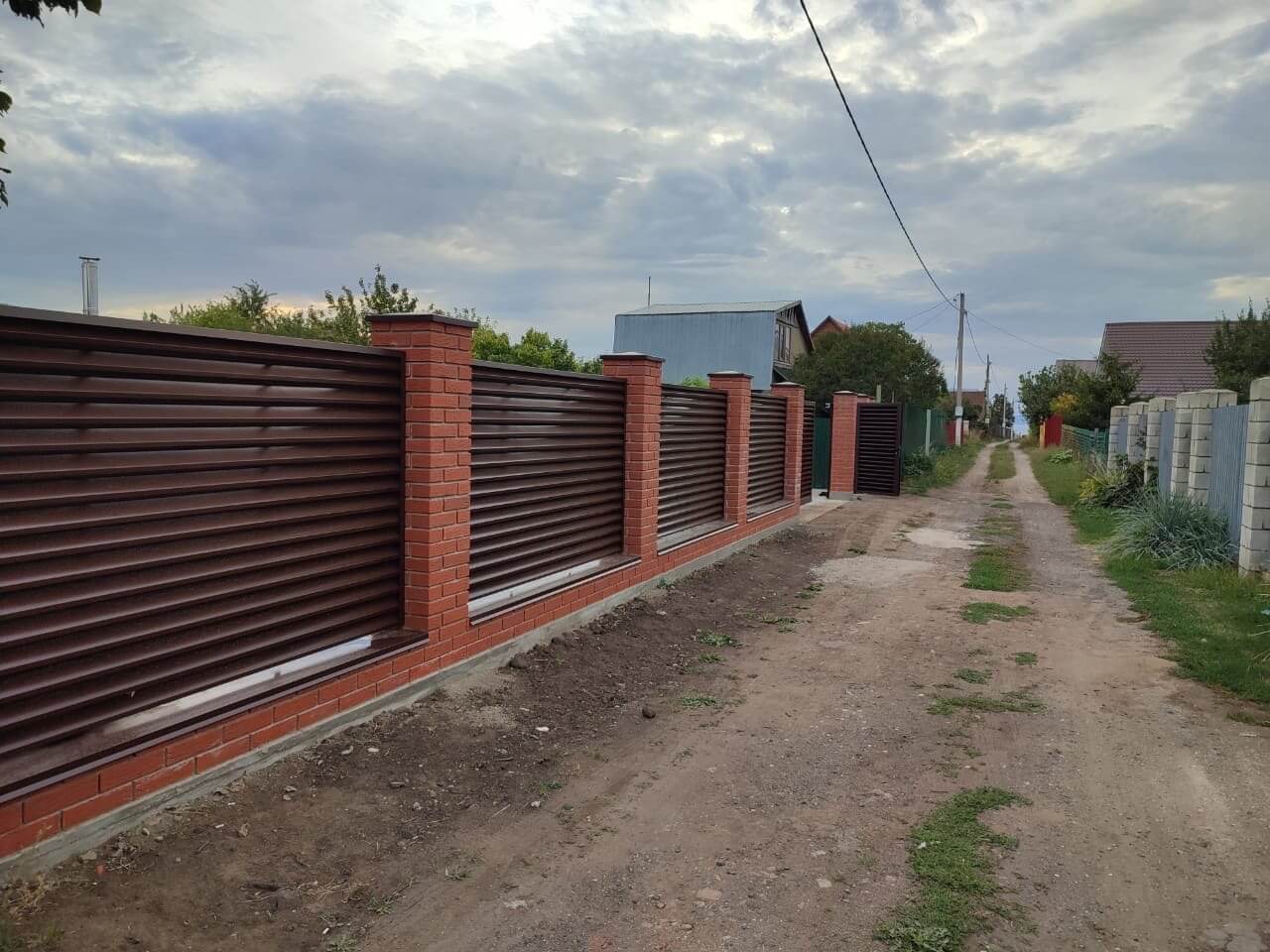Забор из ламелей Еврожалюзи 28м RAL8017/8017 Шоколад двусторонний фото 2 в Сочи