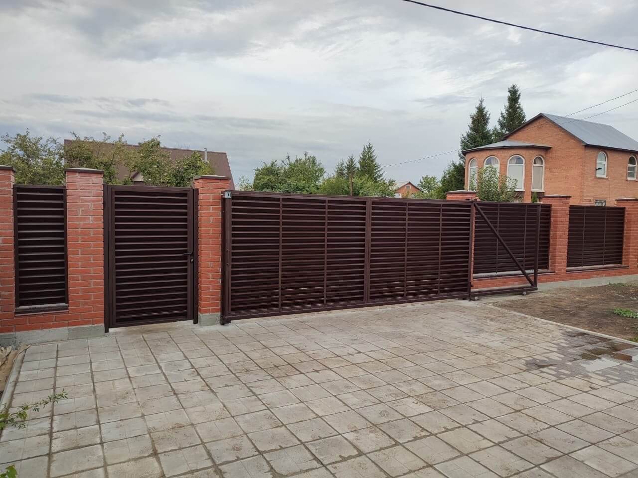 Забор из ламелей Еврожалюзи 28м RAL8017/8017 Шоколад двусторонний в Сочи