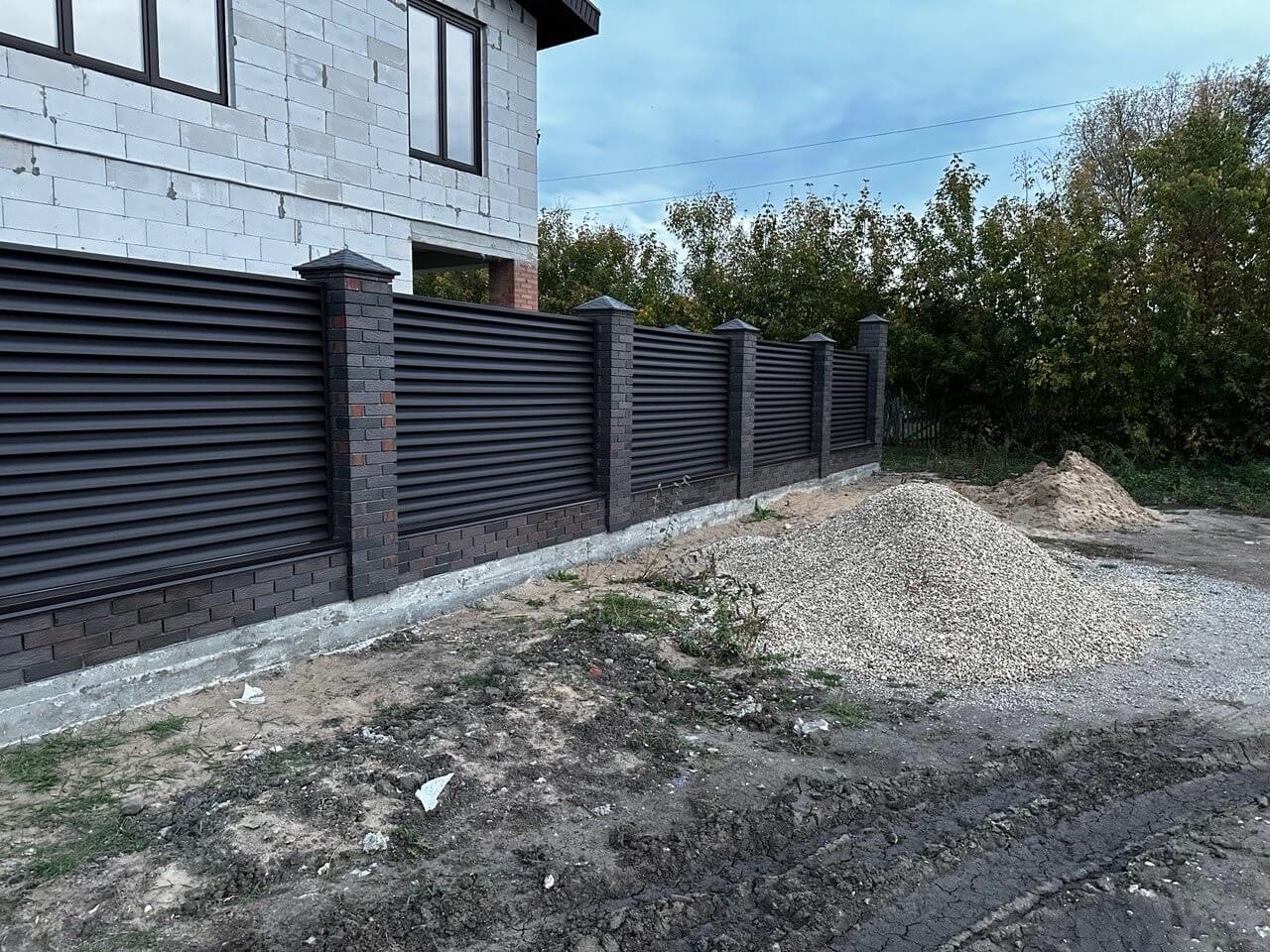 Забор из ламелей Еврожалюзи 38м RAL8019/8019 Темный Шоколад двусторонний MATTE фото 4 в Сочи