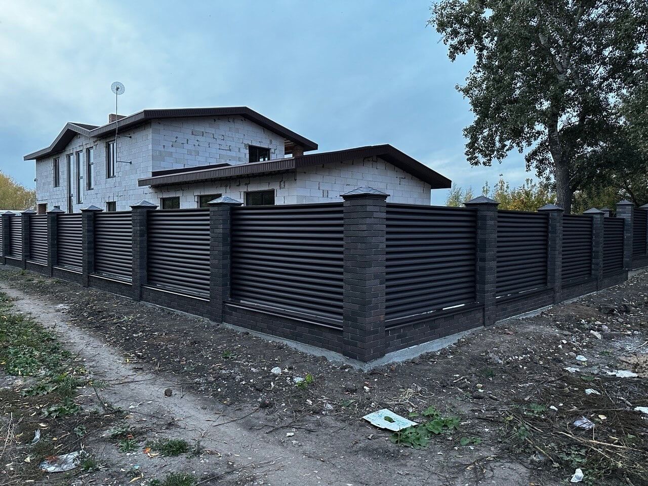Забор из ламелей Еврожалюзи 38м RAL8019/8019 Темный Шоколад двусторонний MATTE фото 2 в Сочи