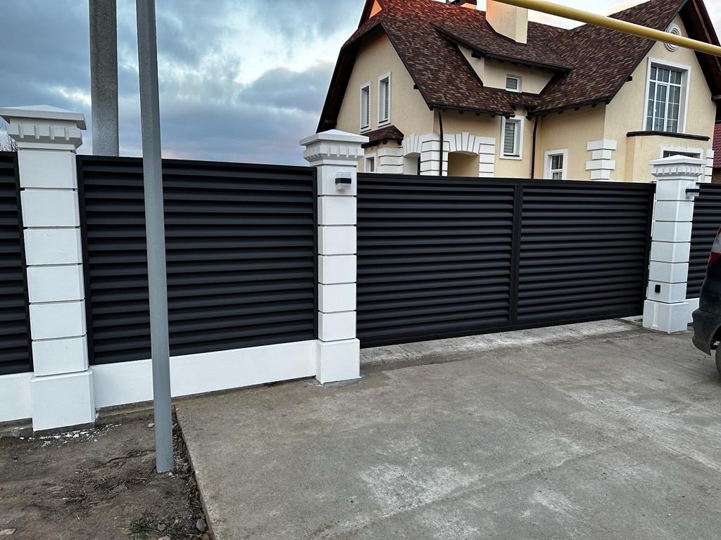 Забор из ламелей Еврожалюзи 35м RAL8019/8019 Темный Шоколад двусторонний MATTE фото 1 в Сочи