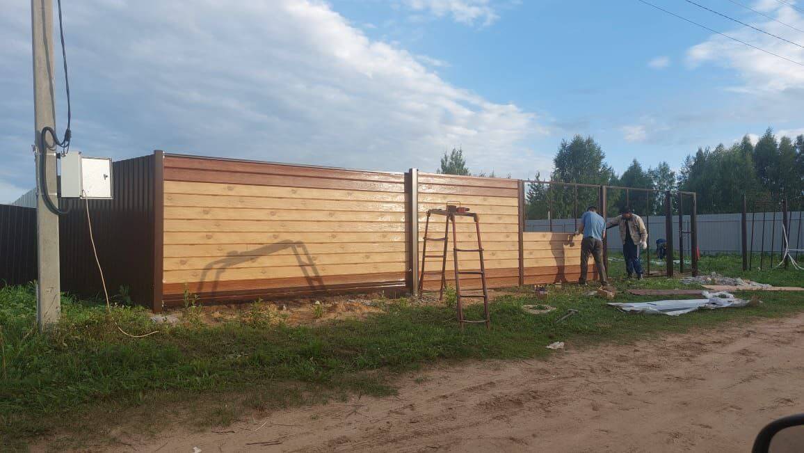 Забор из металлосайдинга Евро-Брус 34м Клен Светлый (SteelArt) + Темное Дерево (Printech) фото 1 в Сочи