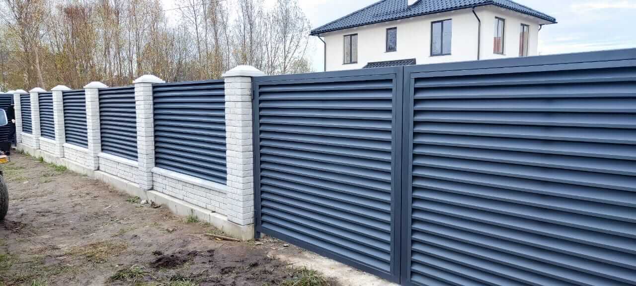 Забор-жалюзи из ламелей ЭКО-Z 32м RAL7024 Серый Графит МАТТЕ фото 5 в Сочи