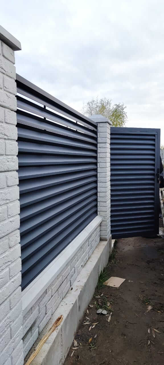 Забор-жалюзи из ламелей ЭКО-Z 32м RAL7024 Серый Графит МАТТЕ фото 4 в Сочи