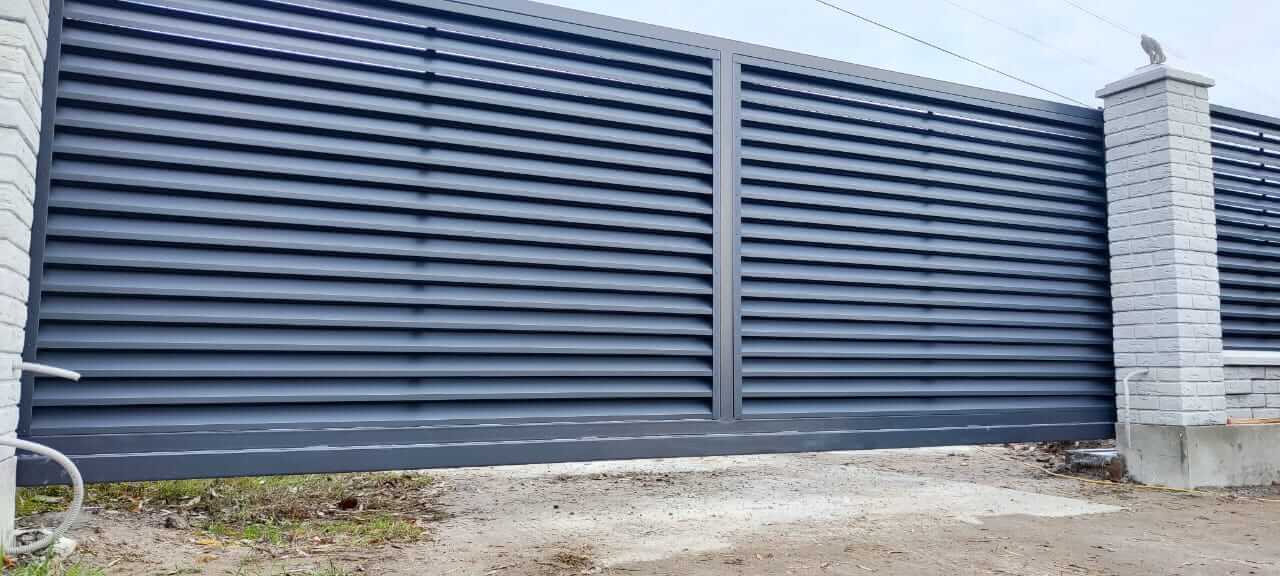 Забор-жалюзи из ламелей ЭКО-Z 32м RAL7024 Серый Графит МАТТЕ фото 3 в Сочи