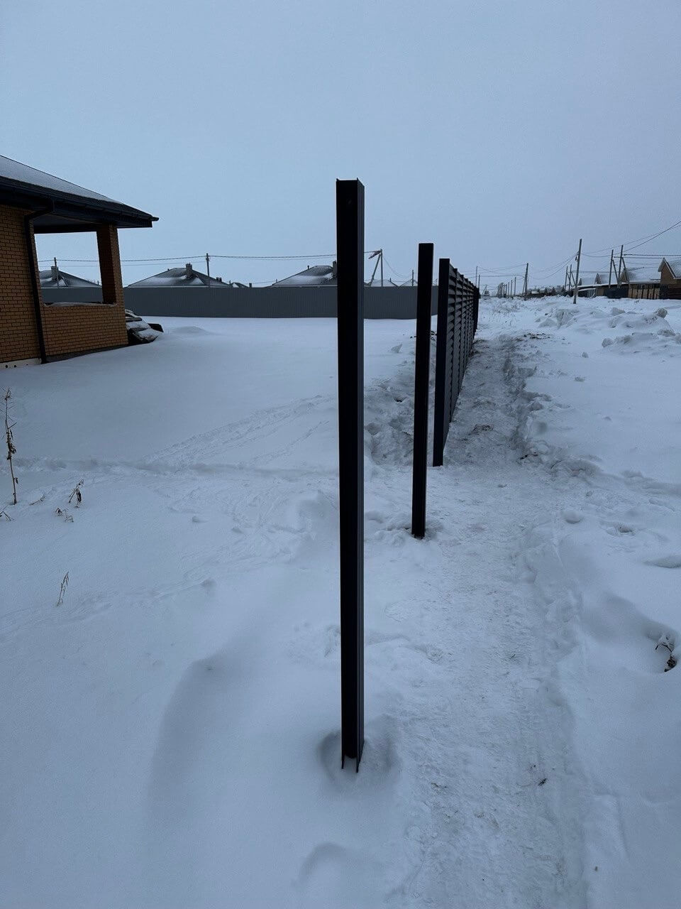 Забор-жалюзи из ламелей еврожалюзи 57м RAL7024 Серый Графит МАТТЕ фото 5 в Сочи