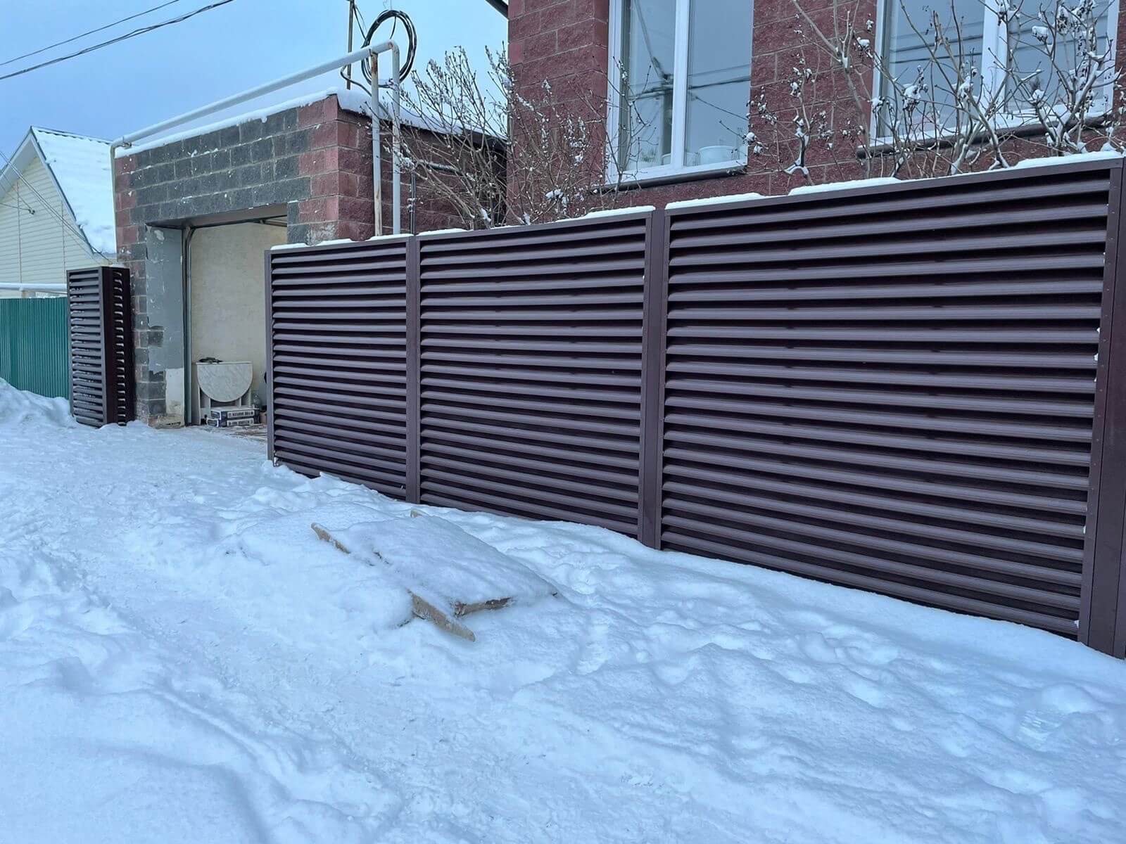 Забор из ламелей еврожалюзи 38м RAL8017/8017 Шоколад двусторонний фото 5 в Сочи