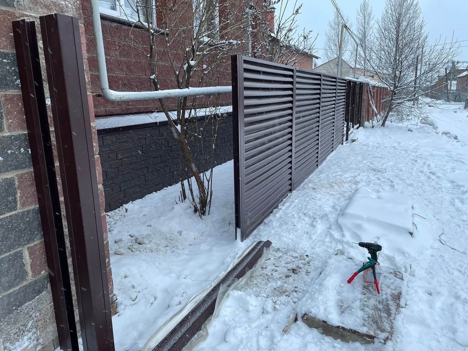 Забор из ламелей еврожалюзи 38м RAL8017/8017 Шоколад двусторонний фото 4 в Сочи