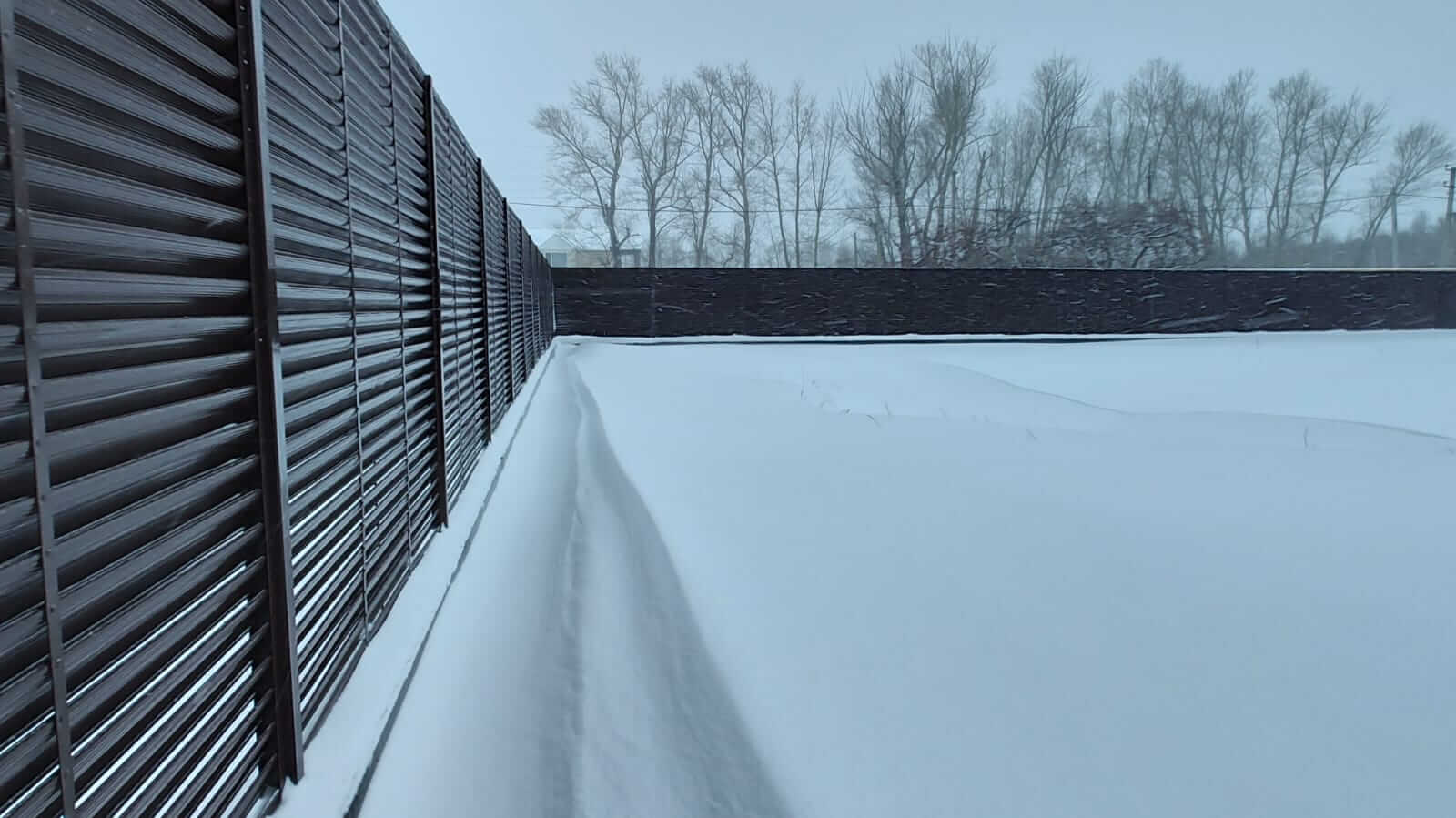 Забор из ламелей Еврожалюзи 108м RAL8017/8017 Шоколад двусторонний фото 1 в Сочи