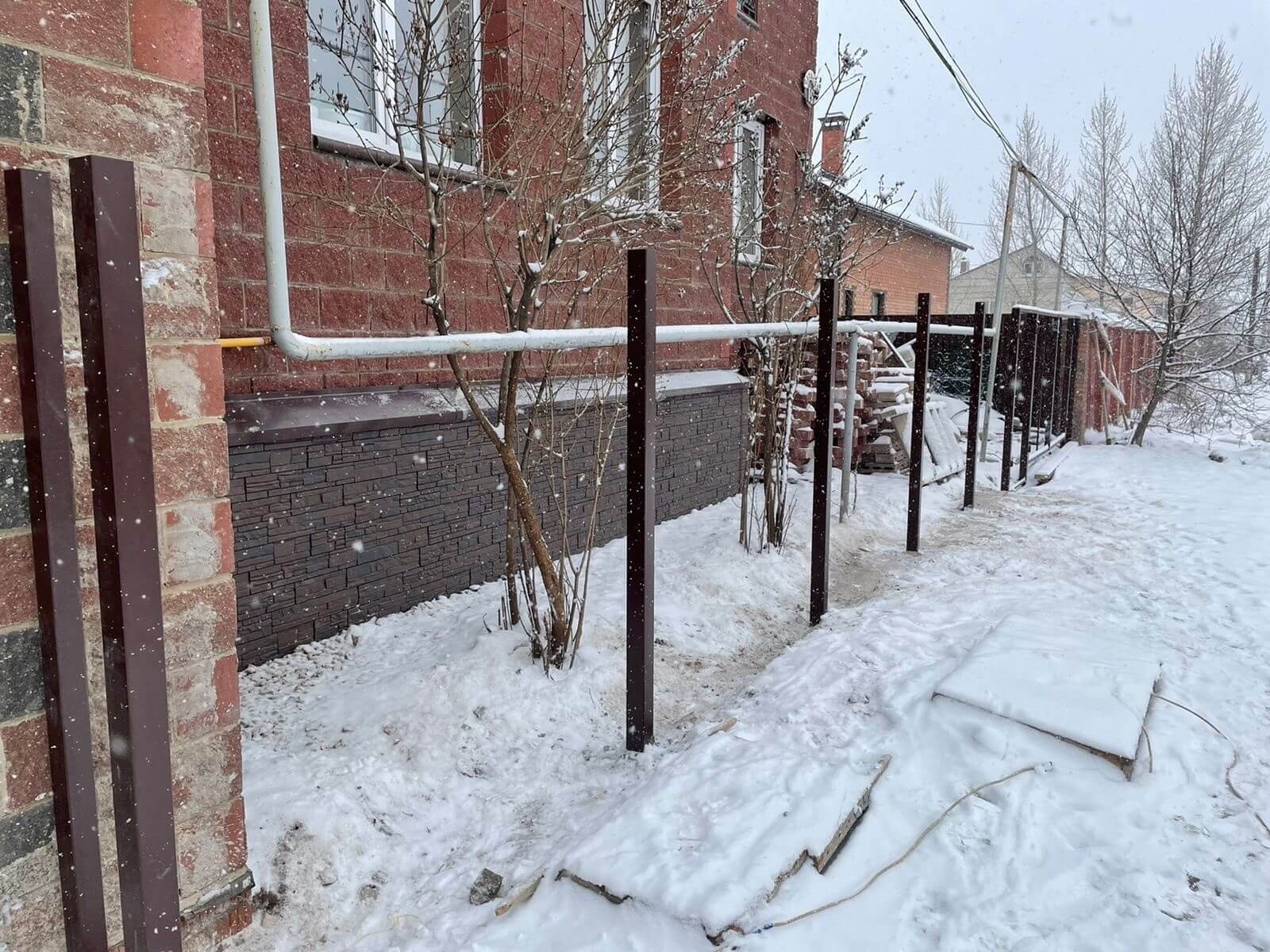 Забор из ламелей еврожалюзи 38м RAL8017/8017 Шоколад двусторонний фото 2 в Сочи