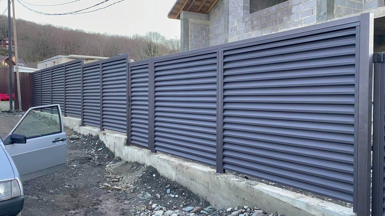 Забор-жалюзи из ламелей ЭКО-Z 54м RAL8019/8019 Темный Шоколад двусторонний в Сочи