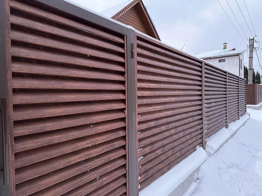 Забор-жалюзи из ламелей еврожалюзи 43м Каштан Printech фото 3 в Сочи