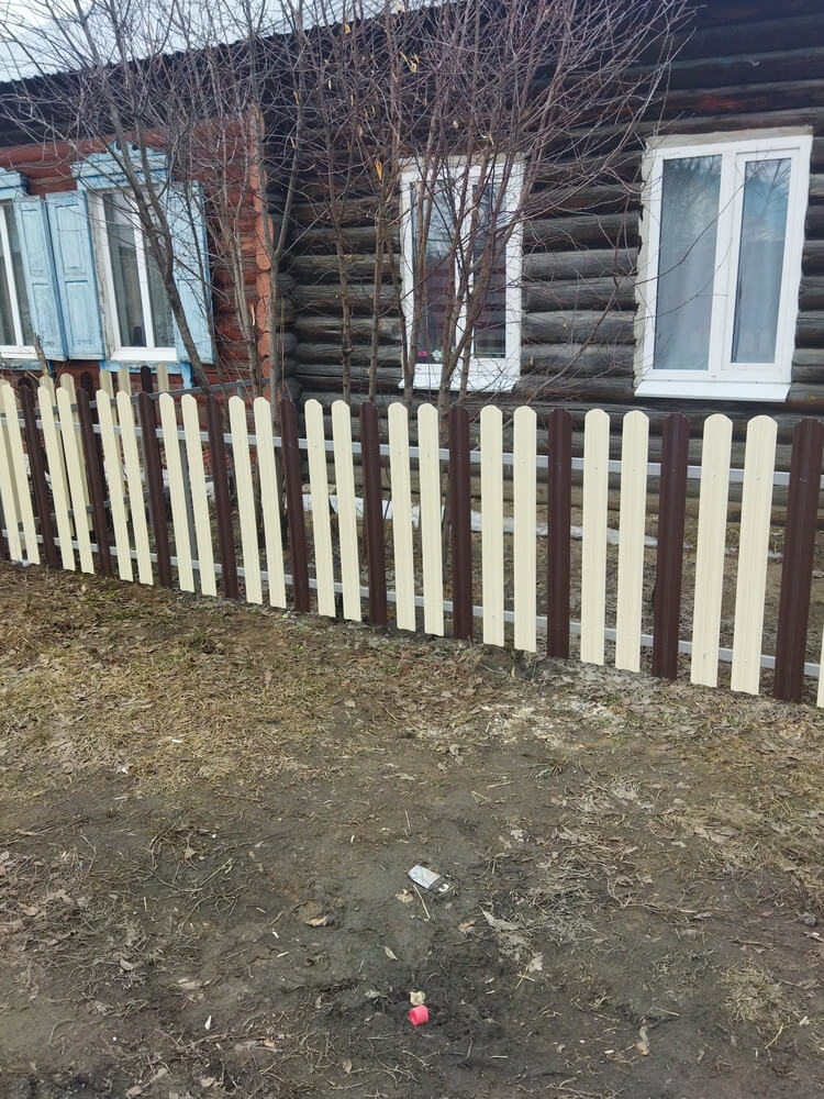 Забор из штакетника ЭКО-М 12м RAL1015/1015 Слоновая Кость двусторонний, RAL8017/8017 Шоколад двусторонний в Сочи