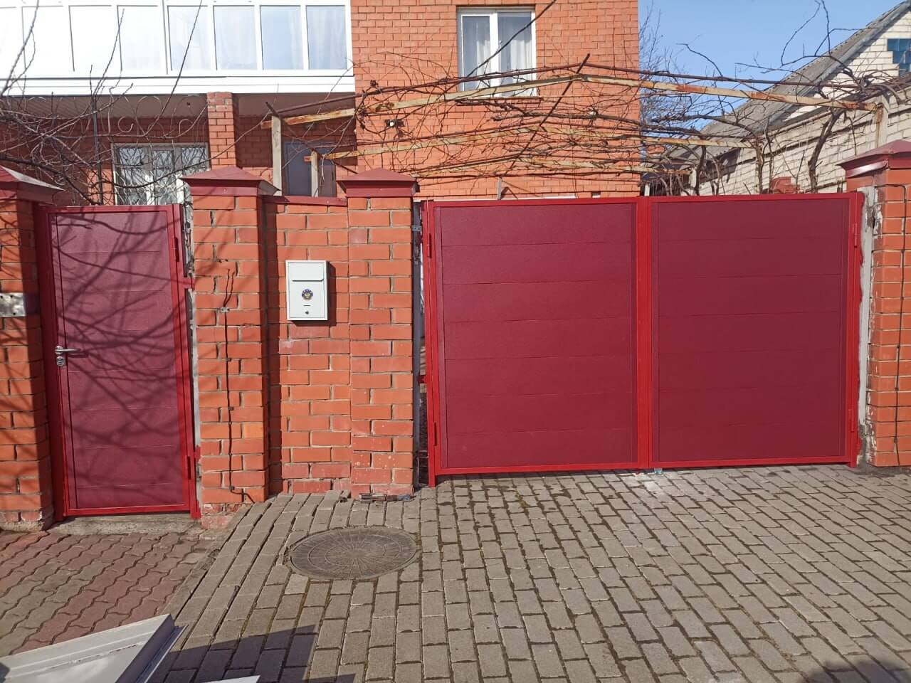 Ворота и калитка из металлопланкена 4м RAL3005 Красное Вино, Стальной Бархат в Сочи