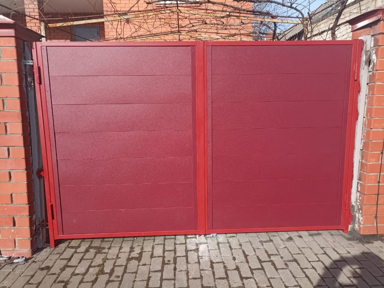 Ворота и калитка из металлопланкена 4м RAL3005 Красное Вино, Стальной Бархат фото 1 в Сочи
