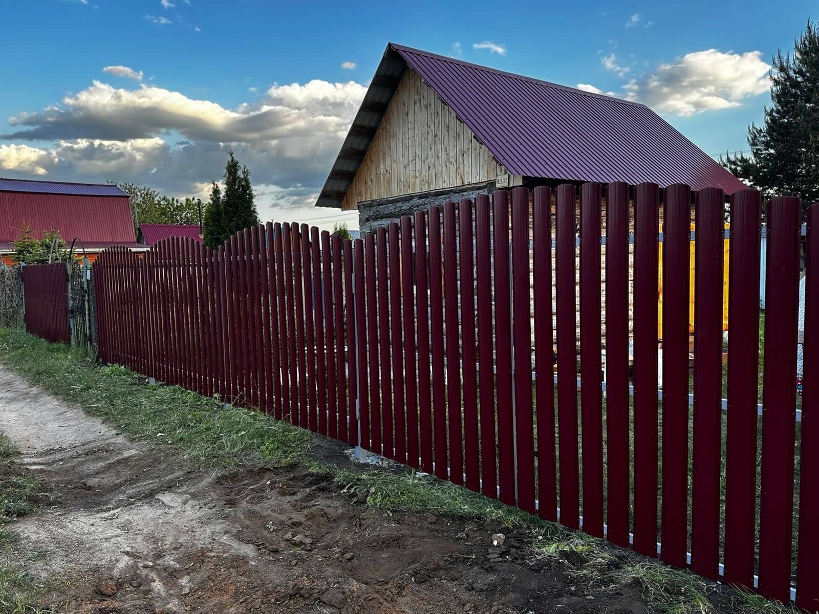 Забор из евроштакетника 28м RAL3005 Красное Вино фото 4 в Сочи