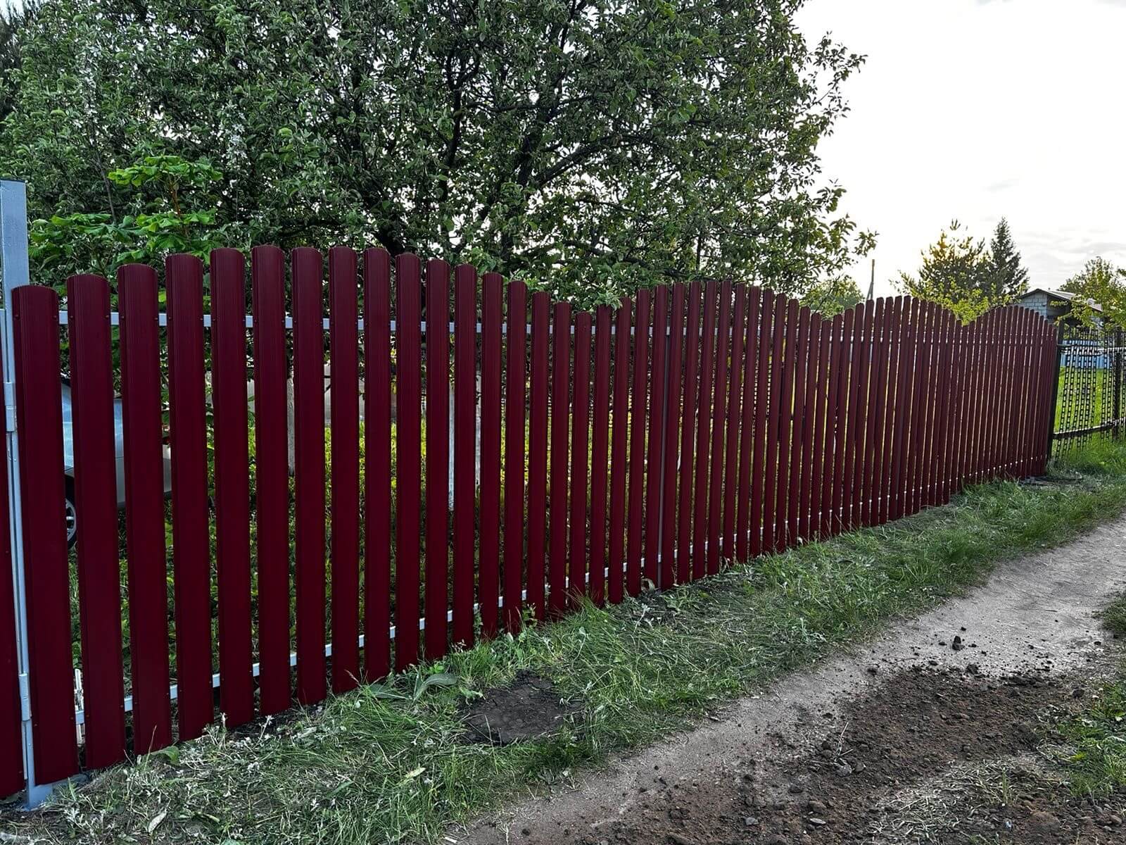 Забор из евроштакетника 28м RAL3005 Красное Вино фото 3 в Сочи