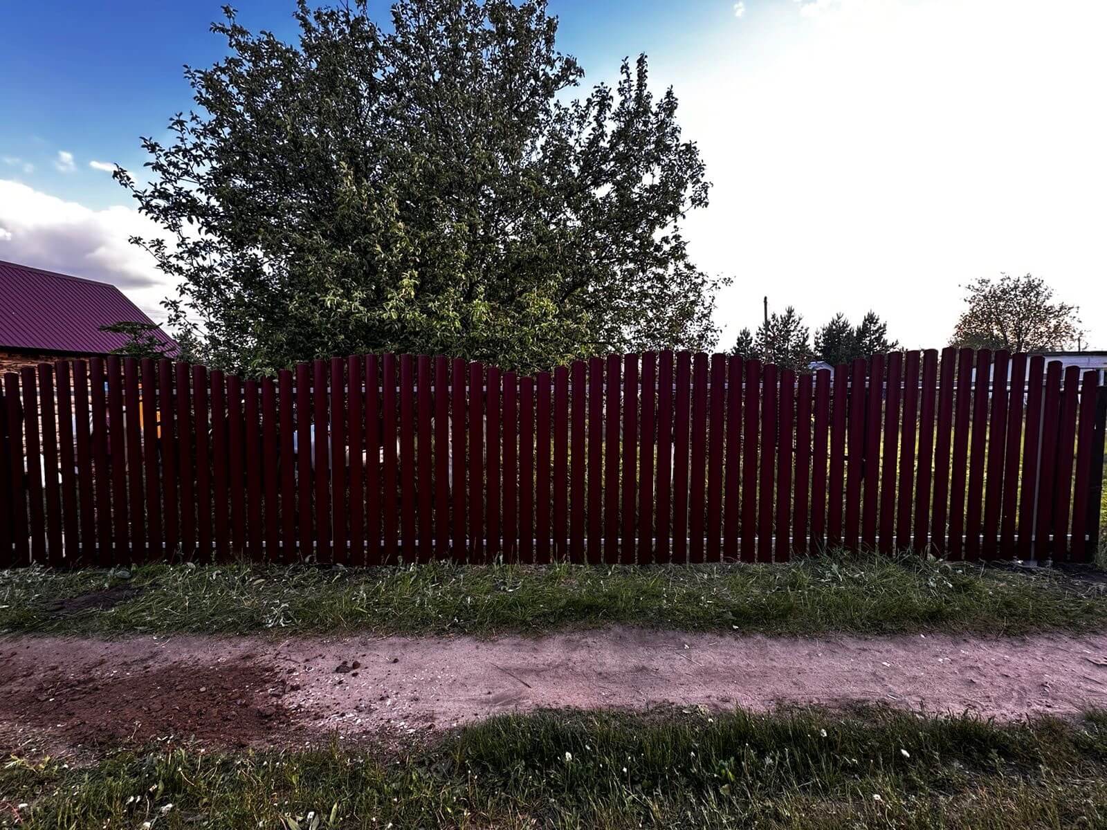 Забор из евроштакетника 28м RAL3005 Красное Вино фото 1 в Сочи