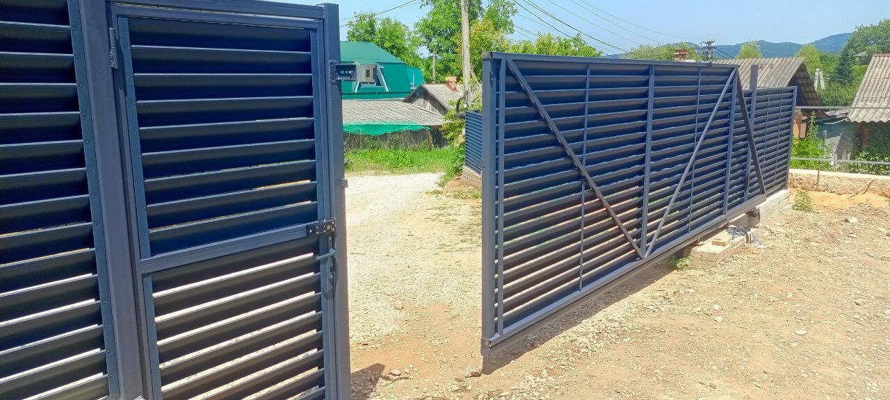Забор-жалюзи из ламелей Еврожалюзи 53м RAL7024 Серый Графит МАТТЕ фото 16 в Сочи