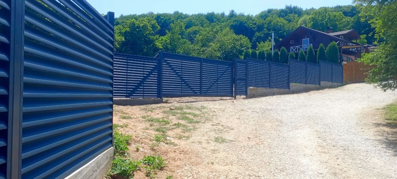 Забор-жалюзи из ламелей Еврожалюзи 53м RAL7024 Серый Графит МАТТЕ фото 8 в Сочи