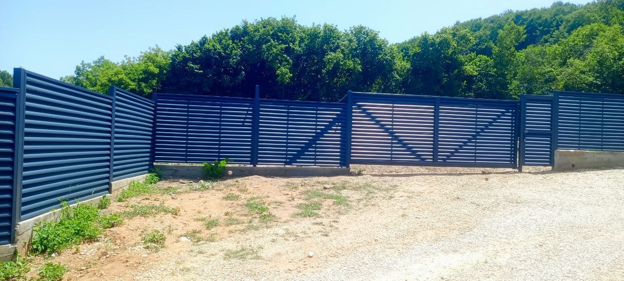 Забор-жалюзи из ламелей Еврожалюзи 53м RAL7024 Серый Графит МАТТЕ фото 7 в Сочи